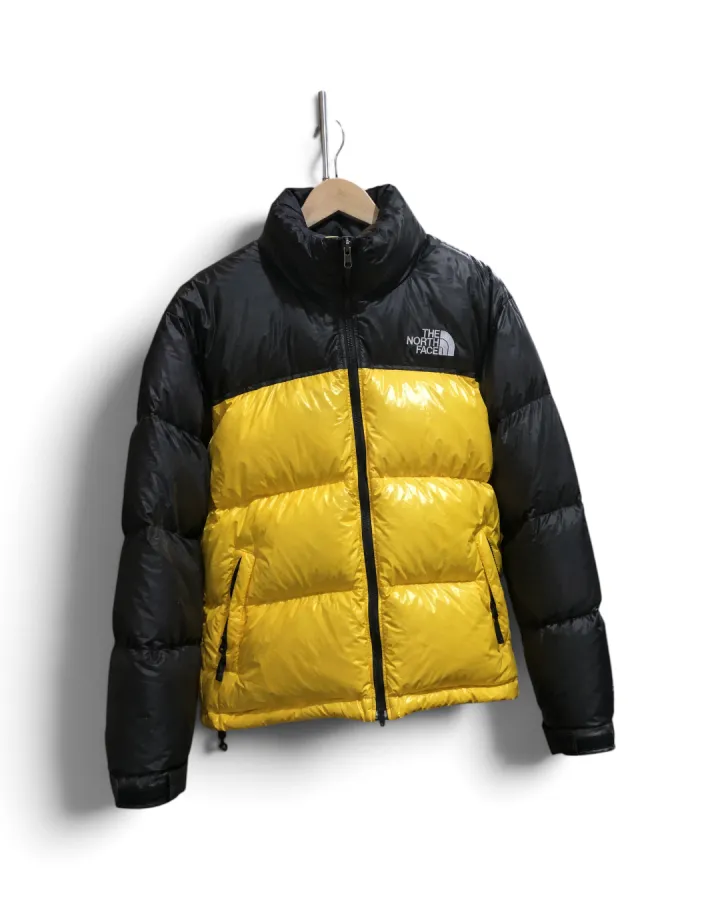 Nachher: Hintergrund-Ergebnis für The North Face Nuptse, KI-generiertes Bild