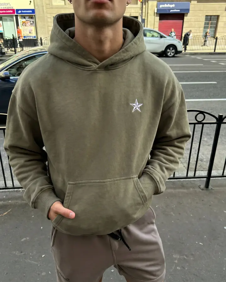 Nachher: dasselbe Hoodie von einem KI-Model getragen, im Vinted-Format 4:5