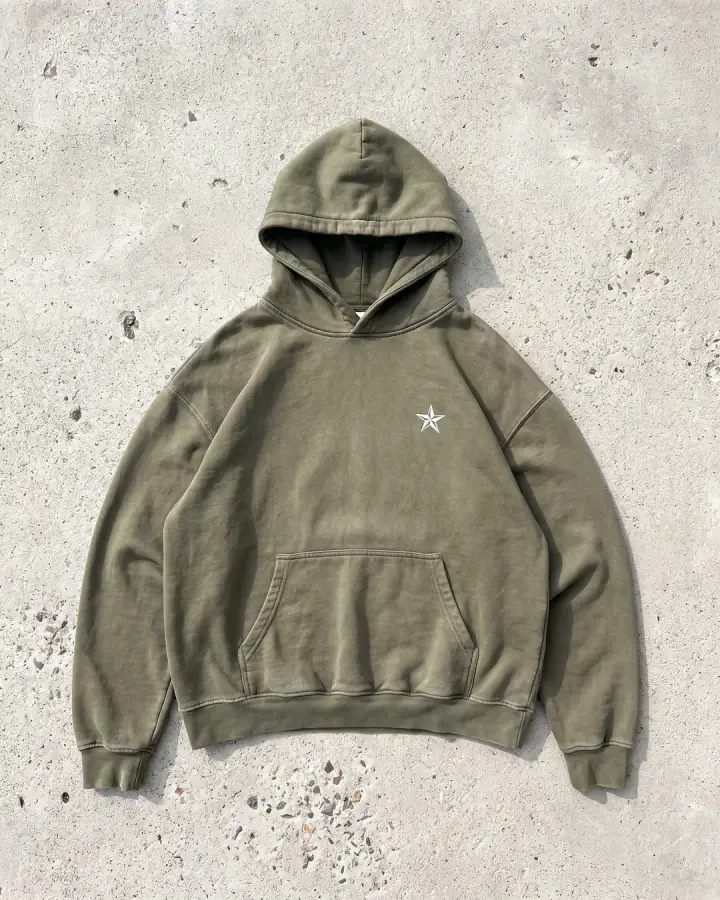Vorher: einfaches Flat-Lay-Foto des Hoodies auf Beton